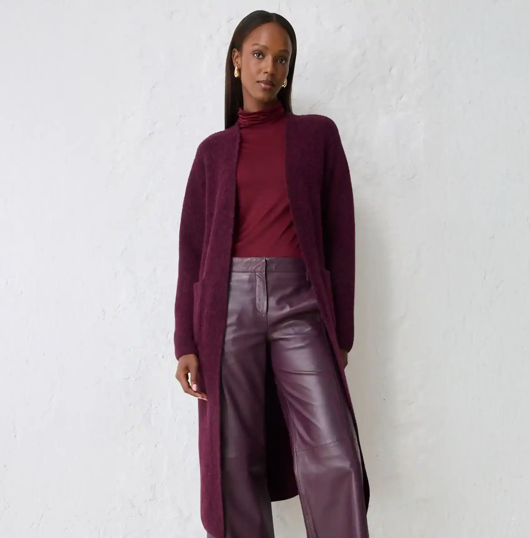 Pull en maille rouge bordeaux.