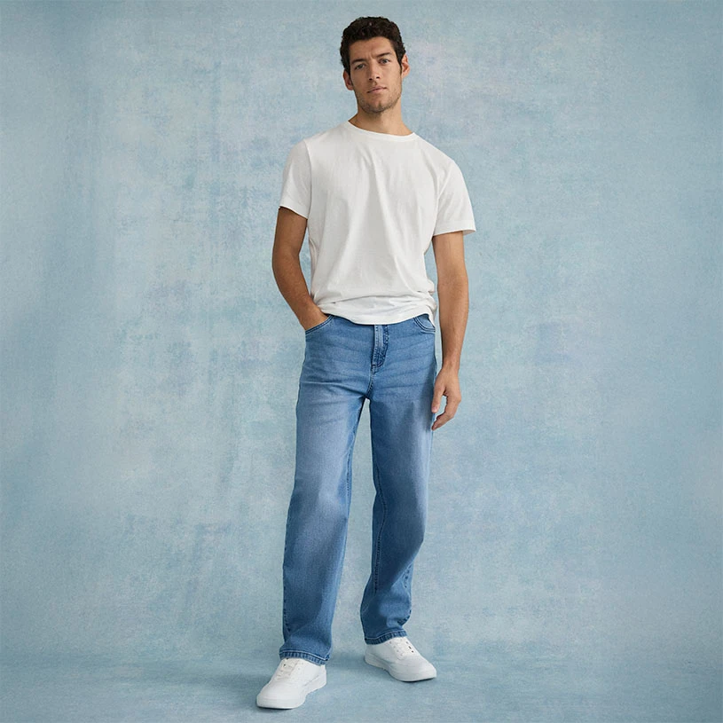 T-shirt blanc, jean bleu Classic Fit et sneakers blanches.