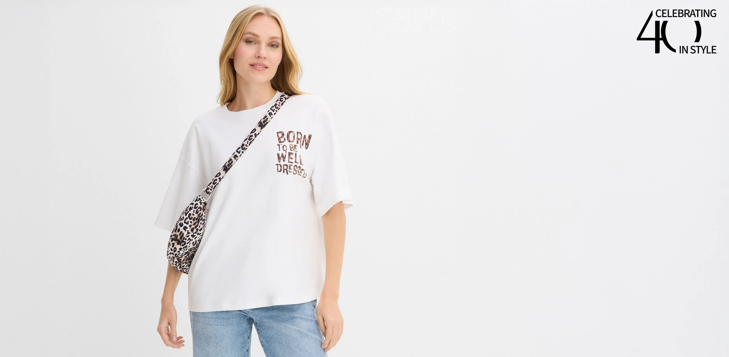 T-shirt blanc avec imprimé à motif léopard associé à un jean bleu décontracté.