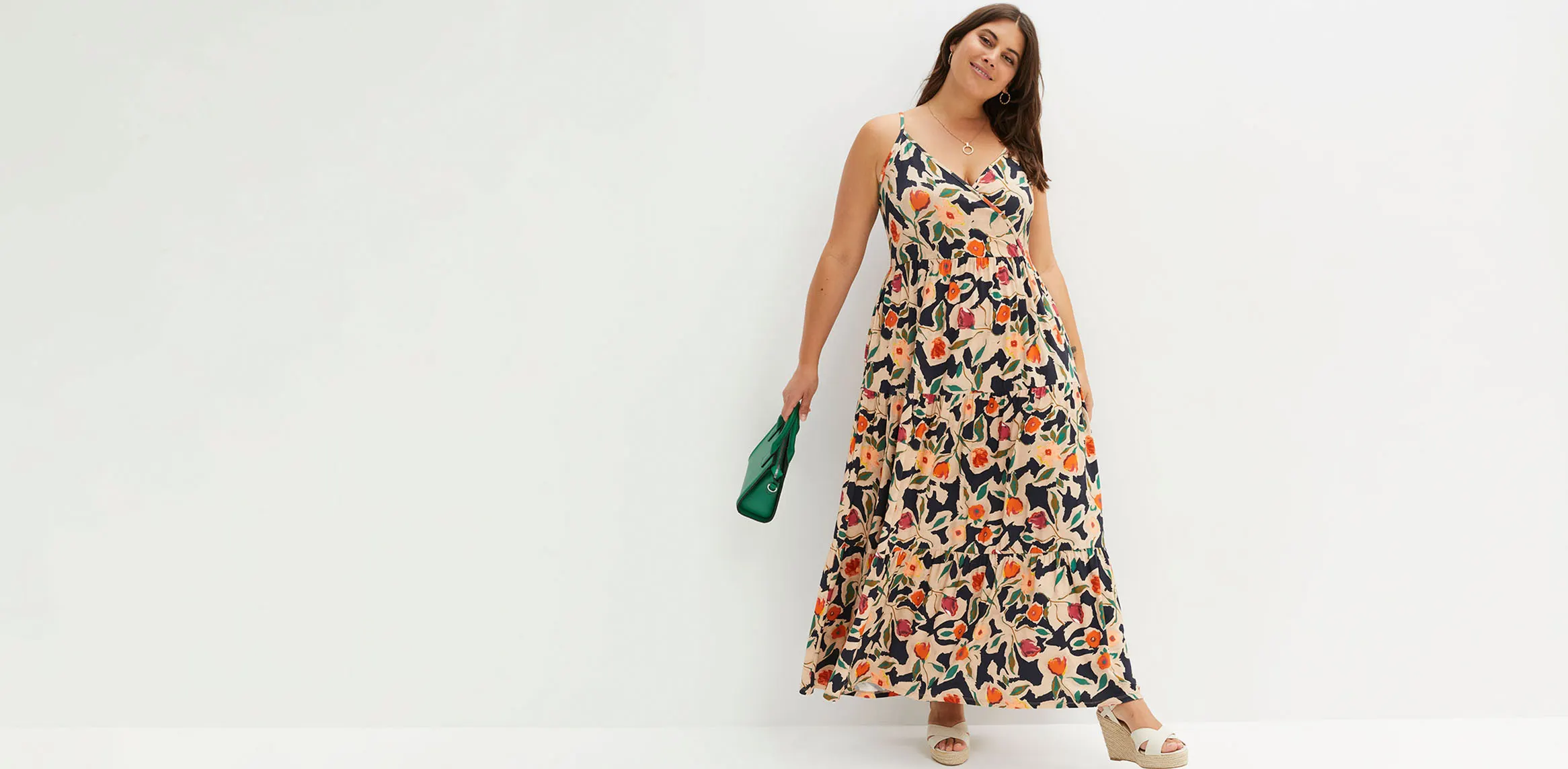 Robe longue estivale à motif floral multicolore et bretelles.