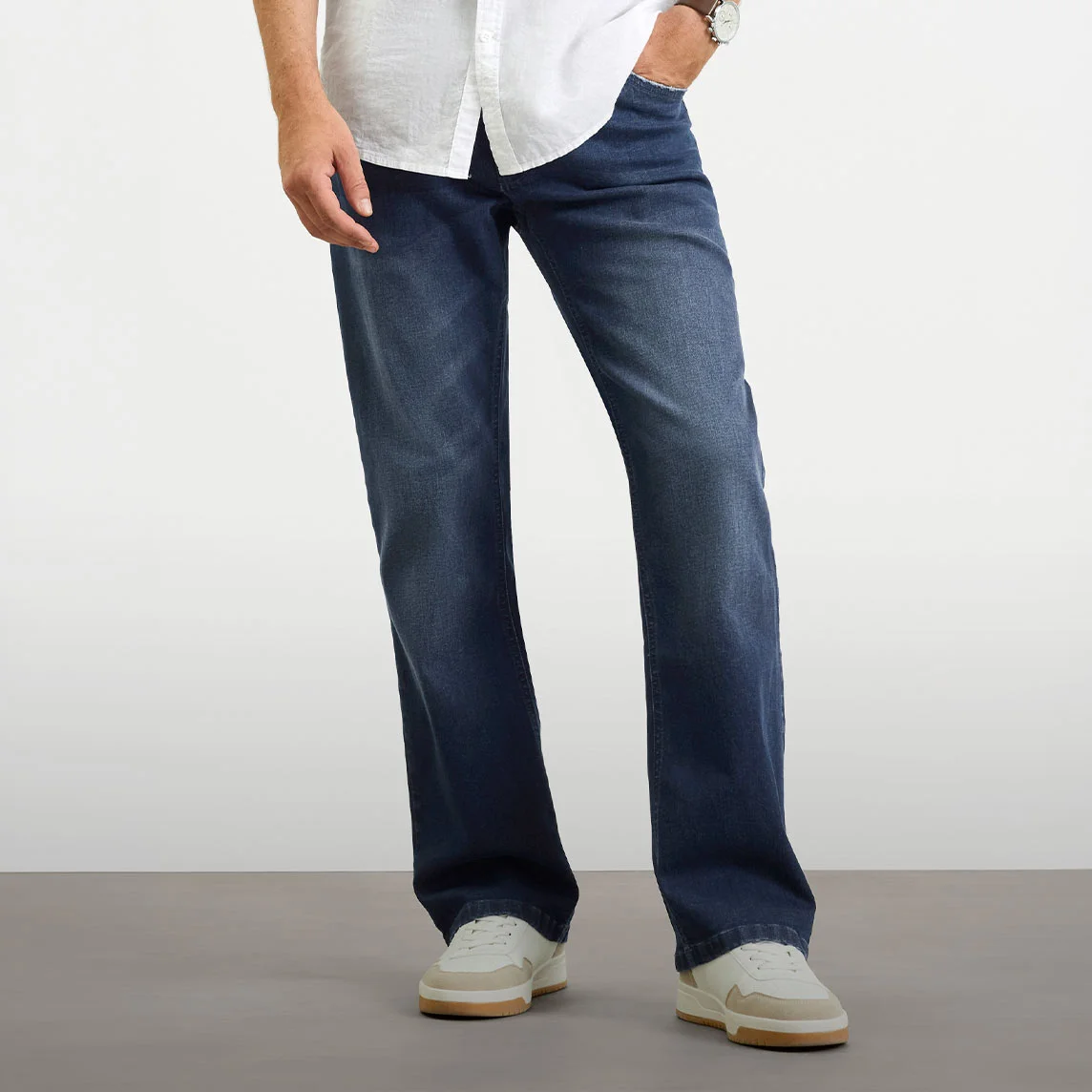 Looks en jeans variés : de la chemise classique au pull décontracté, en passant par la veste. Vêtements mode et intemporels en denim pour homme.