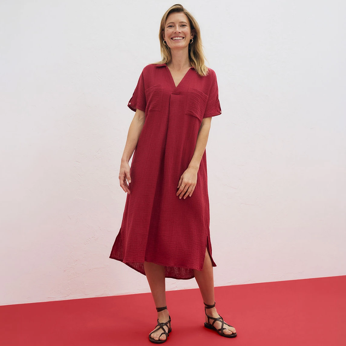 Robe rouge estivale et légère avec décolleté en V et manches courtes.
