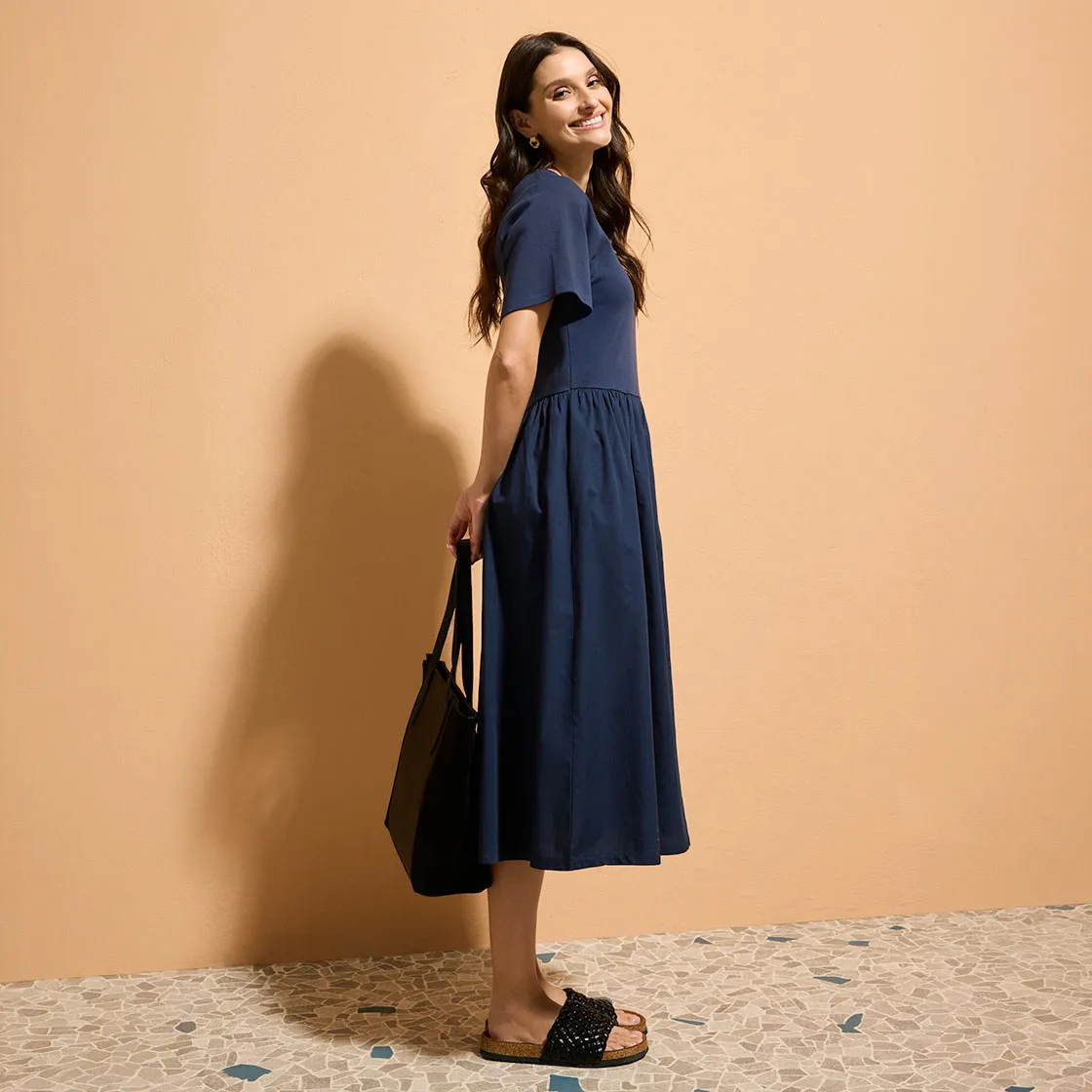 Robe d'été élégante de couleur bleu foncé à manches courtes.